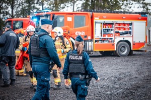 Zdjęcie przedstawiające Strażaków oraz Policjantów.