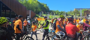 Zdjęcie przedstawiające osoby na rowerach oraz Policjant.