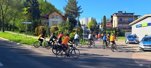 Zdjęcie przedstawiające osoby na rowerach.