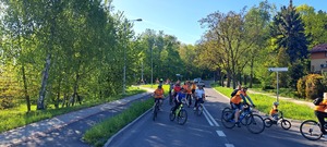 Zdjęcie przedstawiające osoby na rowerach.