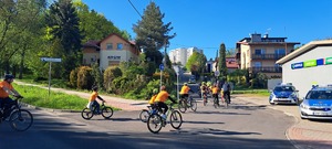 Zdjęcie przedstawiające osoby na rowerach.