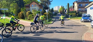 Zdjęcie przedstawiające osoby na rowerach.