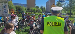Zdjęcie przedstawiające Policjanta oraz dzieci przystępujące do karty rowerowej.
