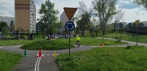 Zdjęcie przedstawiające dziewczynkę w trakcie egzaminu na kartę rowerową.