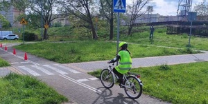 Zdjęcie przedstawiające dziewczynkę w trakcie egzaminu na kartę rowerową.
