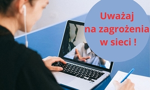 Zdjęcie kobiety siedzącej przy laptopie.