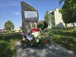 Zdjęcie tablicy pamiątkowej.