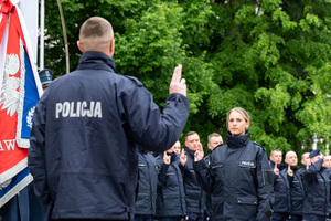 Zdjęcie policjantów z ręką podniesioną w trakcie Roty Ślubowania.