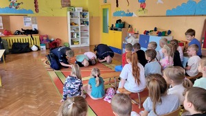 Zdjęcie przedstawiające Policjantów i przedszkolaków.