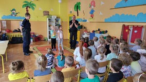 Zdjęcie przedstawiające Policjantów i dzieci uczestniczące w spotkaniu.