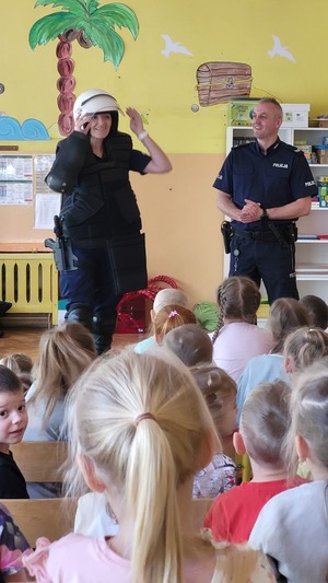Zdjęcie przedstawiające Policjantów, z czego Policjantka jest ubrana w Policyjny mundur PZ.