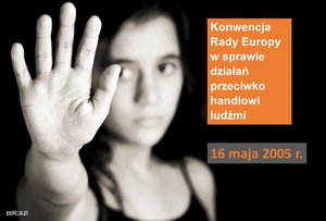 Zdjęcie kobiety w wyciągniętą dłonią.
