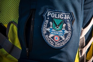 Zdjęcie naszywki z nazwą jednostki na mundurze policjanta