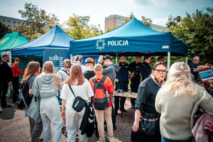 Zdjęcie przedstawiające Policjantów oraz zebranych gości.