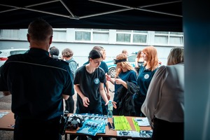 Zdjęcie przedstawiające Policjantów oraz zebranych gości.