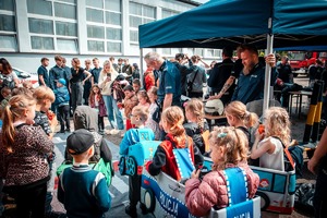 Zdjęcie przedstawiające Policjantów oraz zebranych gości.