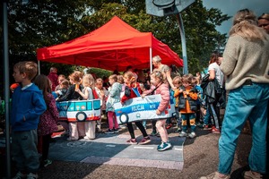 Zdjęcie przedstawiające Policjantów oraz zebranych gości.