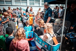 Zdjęcie przedstawiające Policjantów oraz zebranych gości.