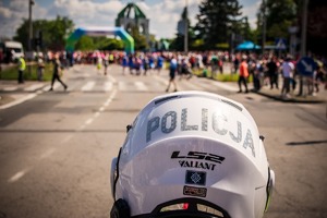 Zdjęcie Policjanta oraz biegaczek.