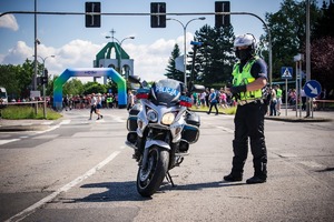 Zdjęcie Policjanta oraz motocyklu.