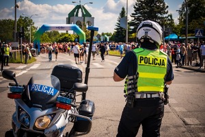 Zdjęcie Policjanta oraz motocyklu.