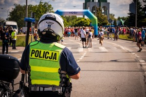Zdjęcie Policjanta oraz biegaczek.