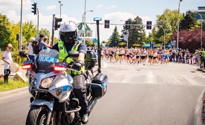 Zdjęcie Policjanta oraz biegaczek.