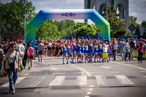 Zdjęcie osób biorących udział w biegu.