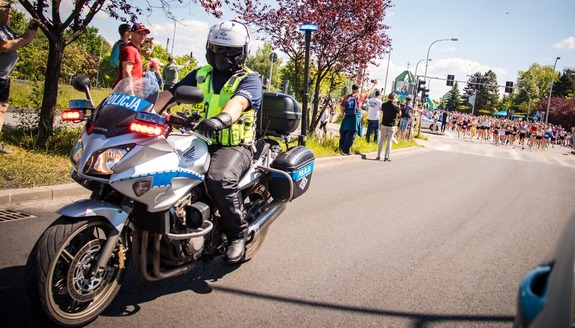 Zdjęcie Policjanta oraz biegaczek.