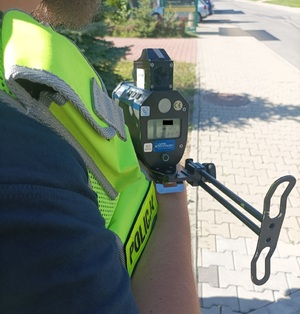 Zdjęcie Policjanta trzymającego radar.