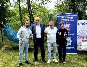 Zdjęcie przedstawiające 3 mężczyzn oraz chłopca.