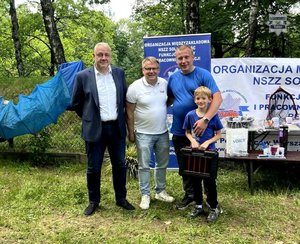 Zdjęcie przedstawiające 3 mężczyzn oraz chłopca.