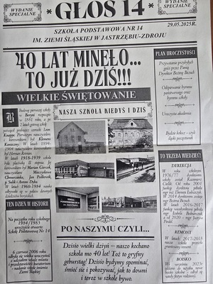 Zdjęcie gazetki wydanej przez szkołę, gdzie widnieją stare budynki szkoły.