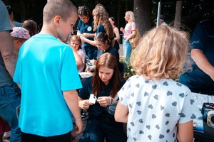 Zdjęcie przedstawiające dziewczyny z klas mundurowych w trakcie robienia tatuaży.