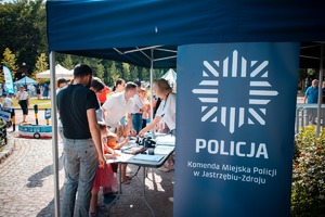 Zdjęcie przedstawiające stoisko profilaktyczne Policji.