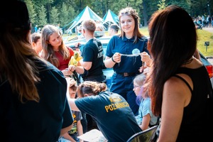 Zdjęcie przedstawiające dziewczyny z klas mundurowych w trakcie robienia warkoczyków.