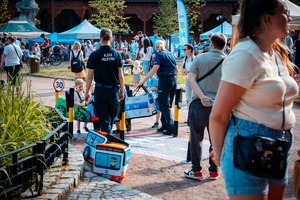 Zdjęcie przedstawiające dzieci i Policjantkę w trakcie zabawy.