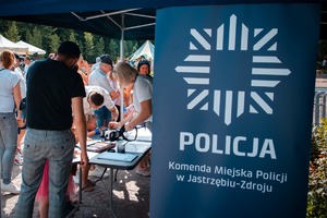 Zdjęcie przedstawiające baner Komendy Miejskiej Policji w Jastrzębiu-Zdroju.