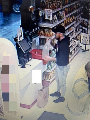 Zdjęcie mężczyzny w czapce z daszkiem na głowie.