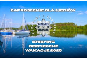 Zdjęcie przedstawiające wodę oraz łódkę.