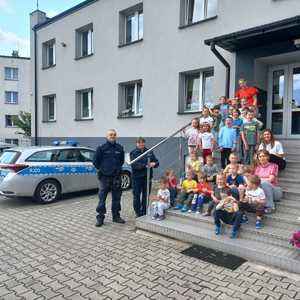Zdjęcie przedstawiające dzieci oraz Policjantów.