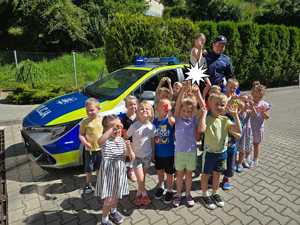 Zdjęcie przedstawiające dzieci oraz Policjantów.