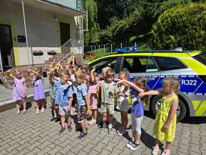 Zdjęcie przedstawiające dzieci oraz Policjantów.