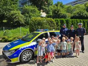 Zdjęcie przedstawiające dzieci oraz Policjantów.