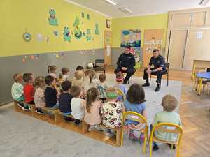 Zdjęcie przedstawiające dzieci oraz Policjantów.