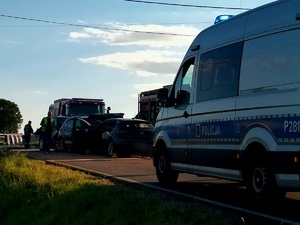 Zdjęcie miejsca zdarzenia oraz uszkodzonych pojazdów oraz służb pracujących na miejscu.