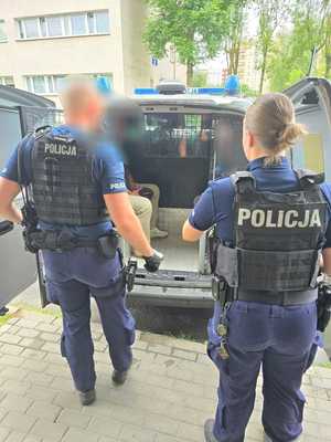 Zdjęcie Policjantów oraz osoby zatrzymanej w radiowozie.