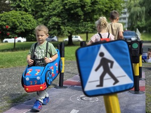 Zdjęcie przedstawiające dzieci bawiące się Mobilnym Miasteczkiem Ruchu Drogowego.