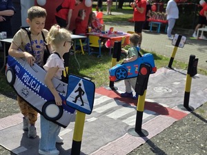 Zdjęcie przedstawiające dzieci bawiące się Mobilnym Miasteczkiem Ruchu Drogowego.