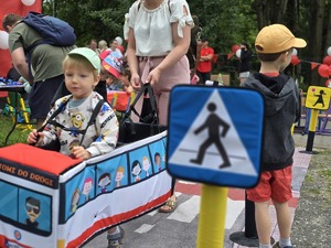 Zdjęcie przedstawiające dzieci bawiące się Mobilnym Miasteczkiem Ruchu Drogowego.